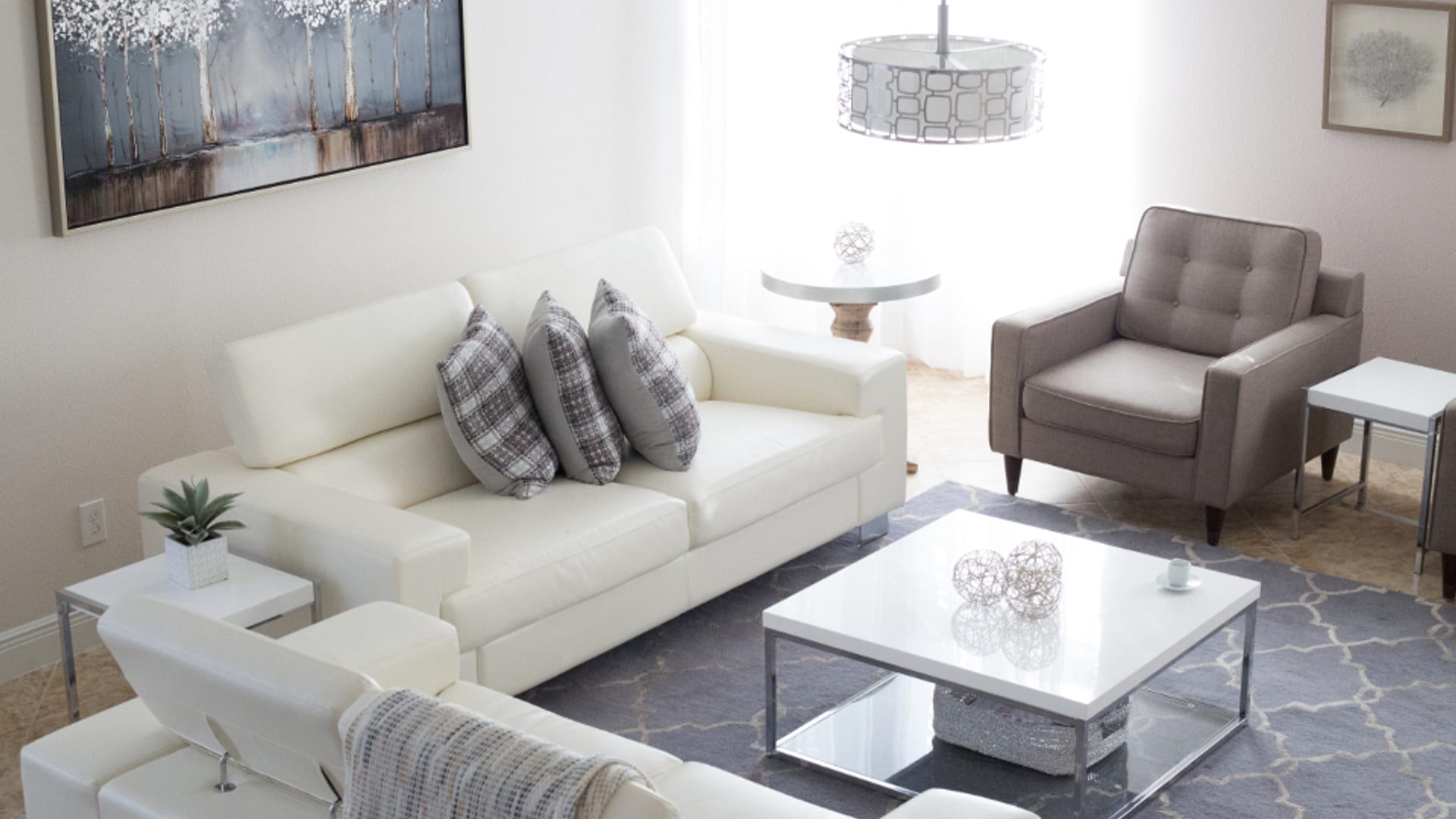 Living moderno y ordenado con detalles de decoración para el hogar