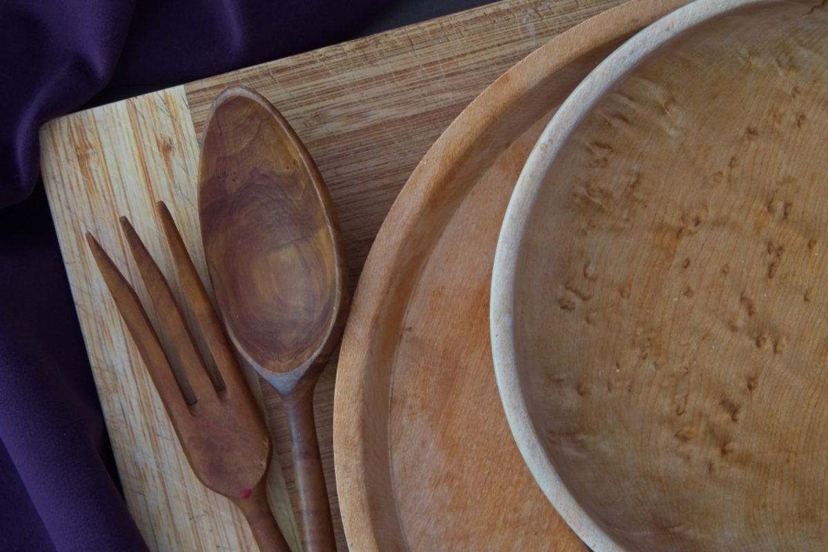 Utensilios de cocina de madera sobre tablas